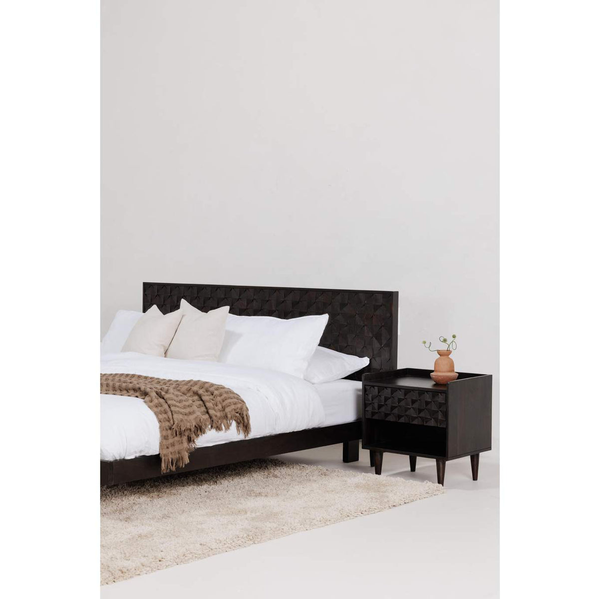 BZ-1133-02-0 Pablo King Bed Black