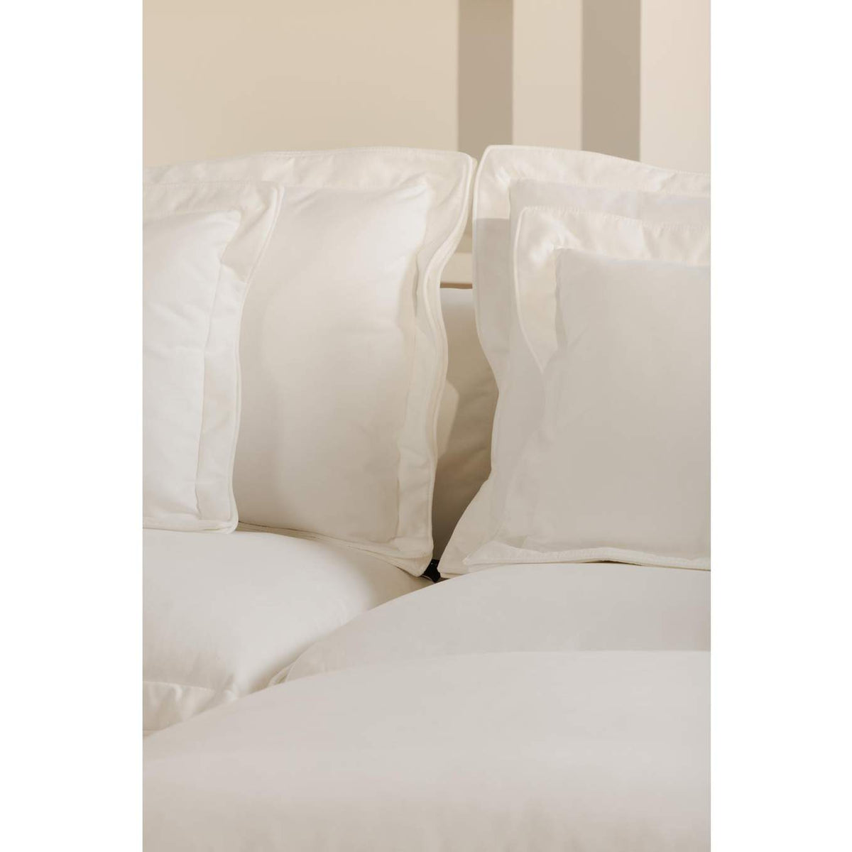 UB-1024-18 Olivia Ottoman White