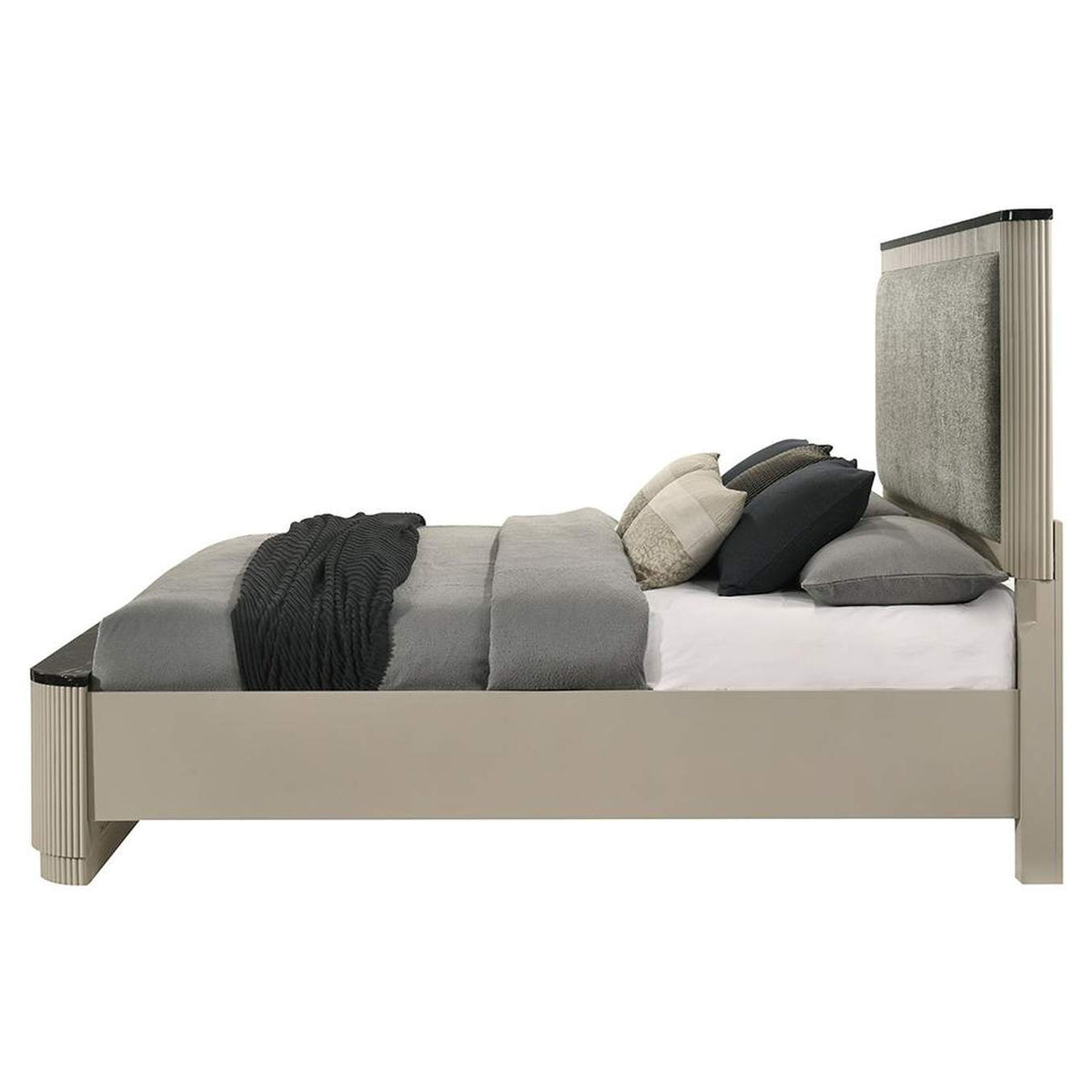 BD04881EK Travonte Eastern King Bed