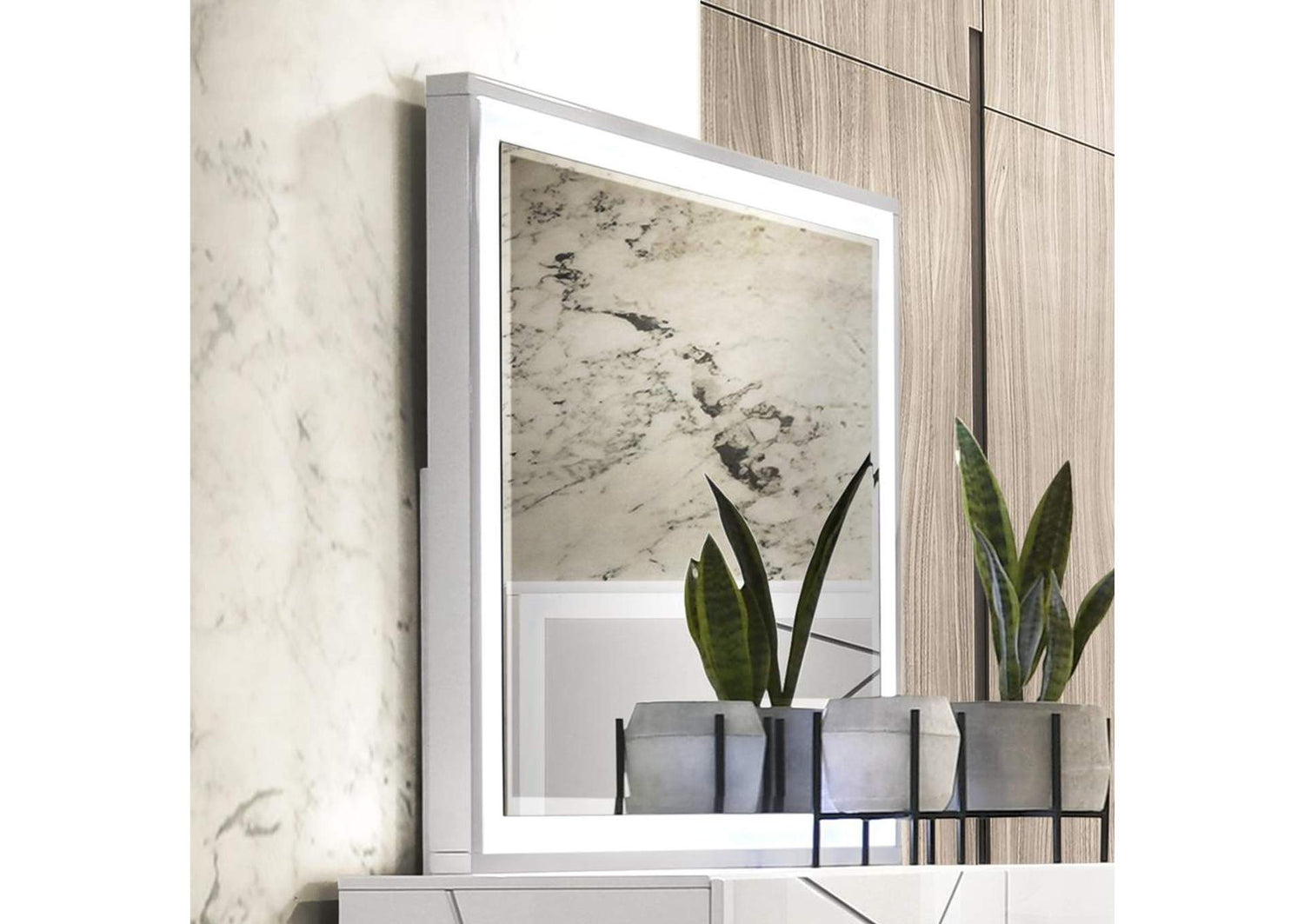 BD05884 Esther Mirror with Led
