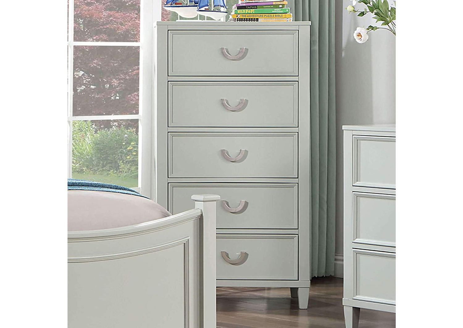Lycorida Chest