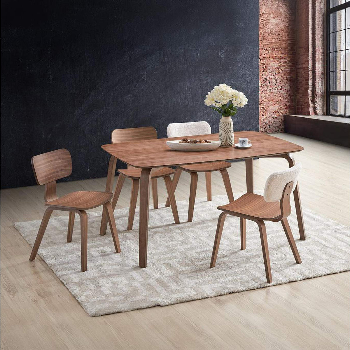 DN02309 Casson Dining Table