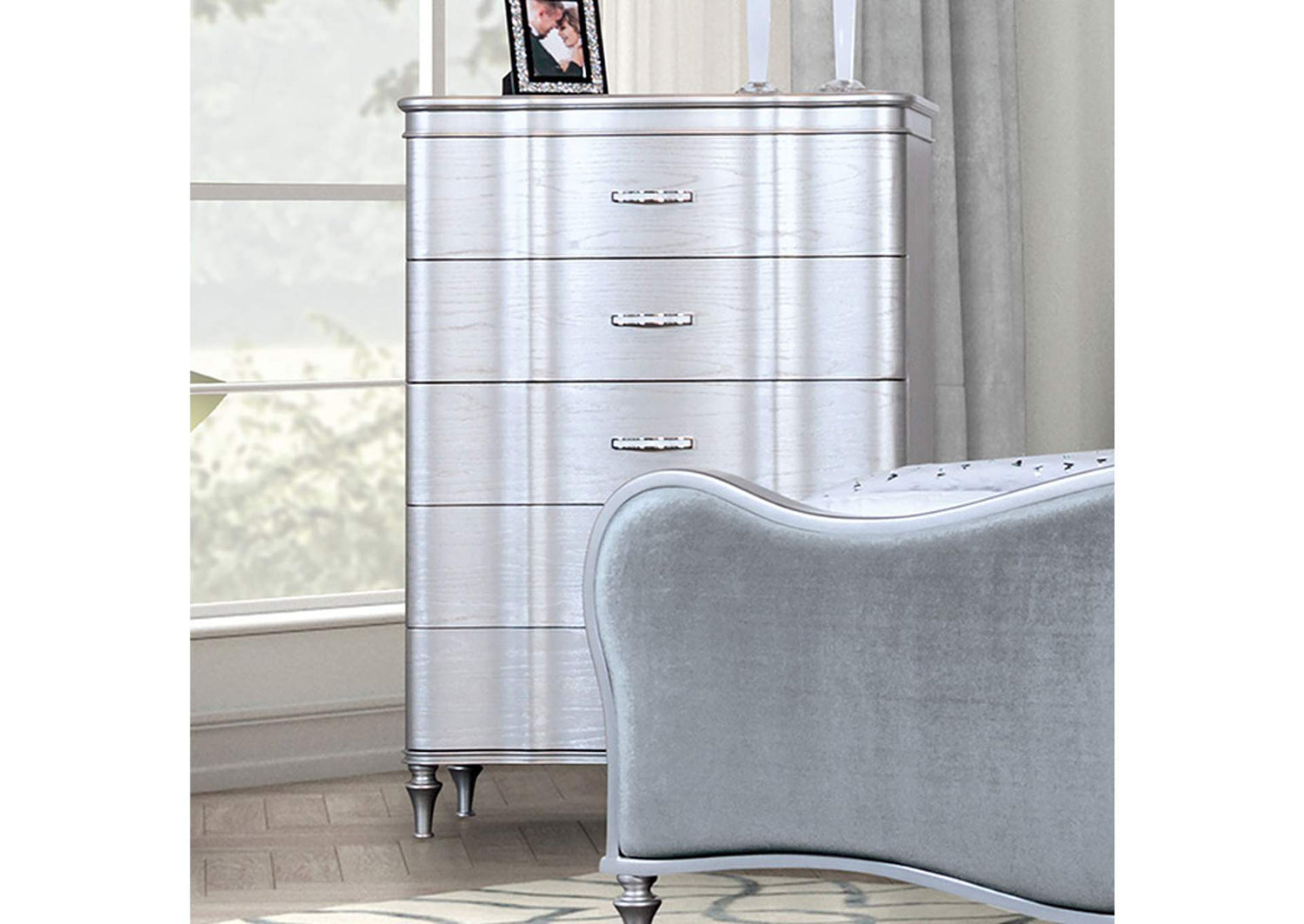 Melodi Parc Chest