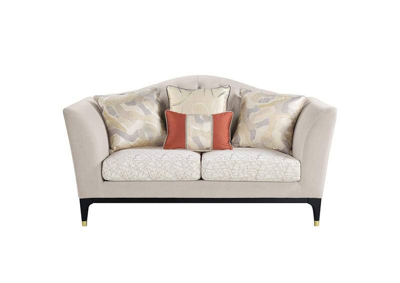 LV01156 Tayden Loveseat with 4 Pillows