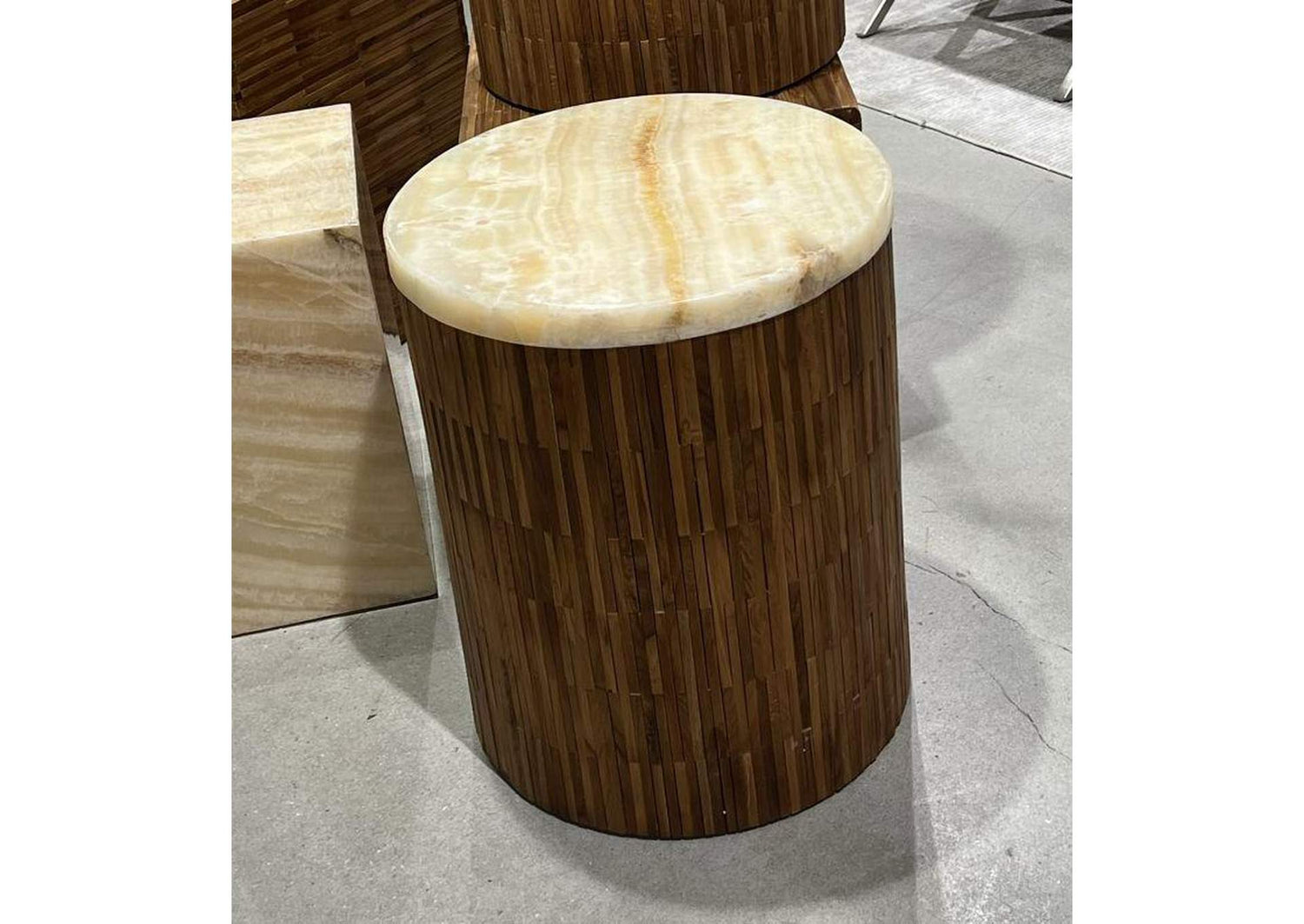 JVHS22F One Stone Wood Tile Round End Table In Onyx And Solid Teak